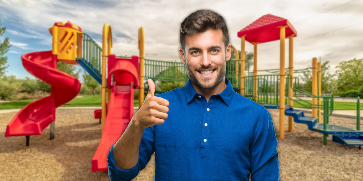 playcare-Prüfer auf Spielplatz